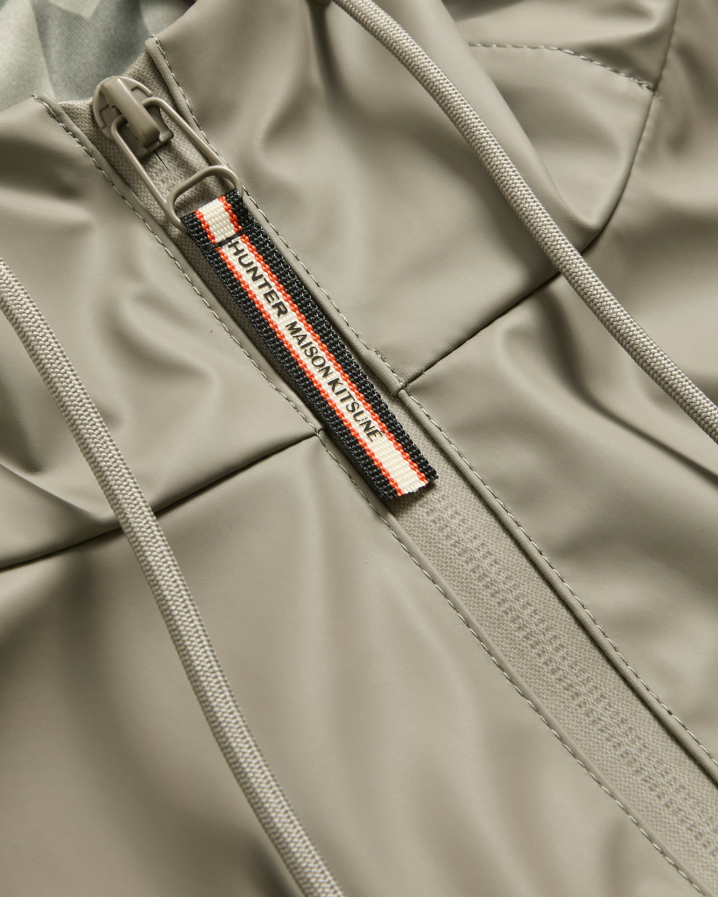 HARU0013252-LU-HUNTERXMAISONKITSUNEWATERPROOFRAINCLOAK-3.jpg