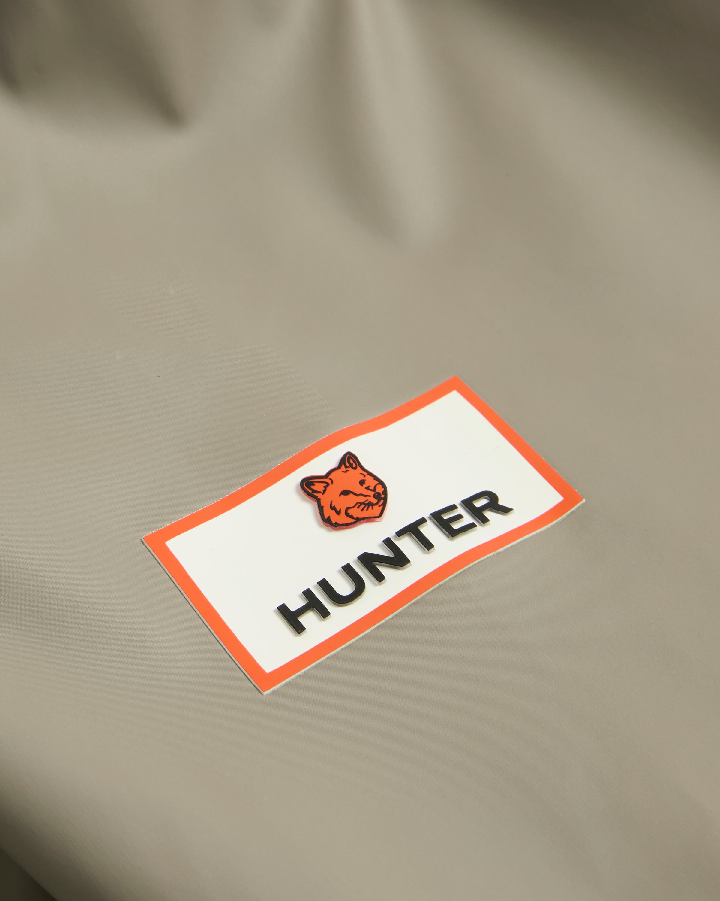 HARU0013252-LU-HUNTERXMAISONKITSUNEWATERPROOFRAINCLOAK-4.jpg