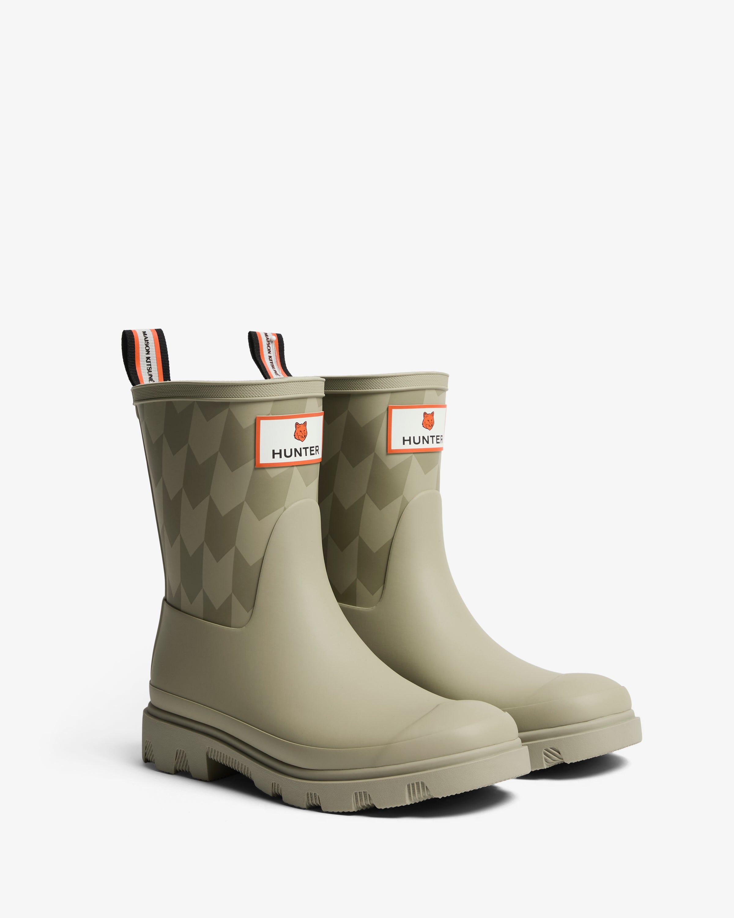 HFRU0032252-SA-HUNTERXMAISONKITSUNEUNISEXDOWNPOURSHORTCHEVRONPRINTBOOT-2.jpg