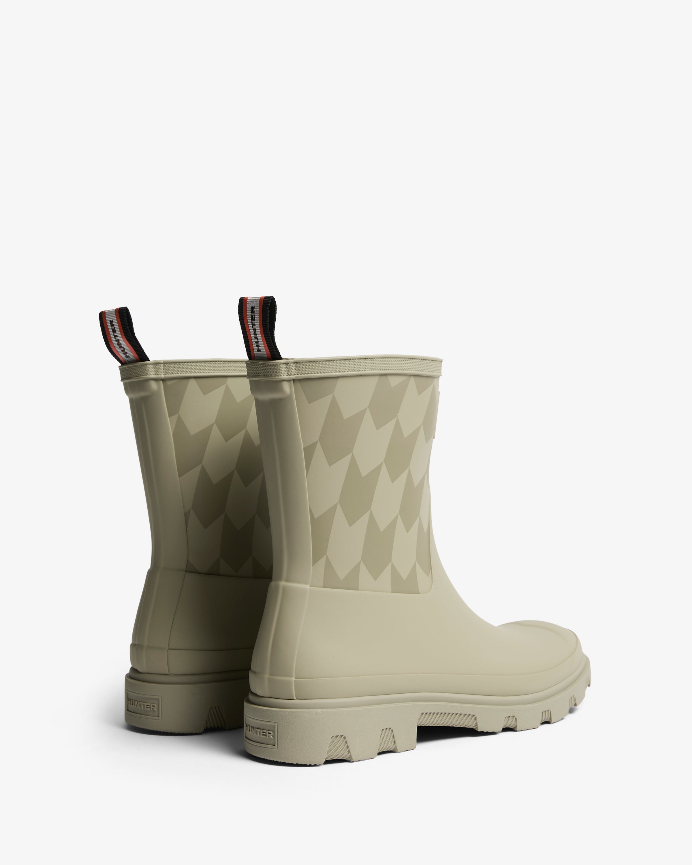 HFRU0032252-SA-HUNTERXMAISONKITSUNEUNISEXDOWNPOURSHORTCHEVRONPRINTBOOT-3.jpg